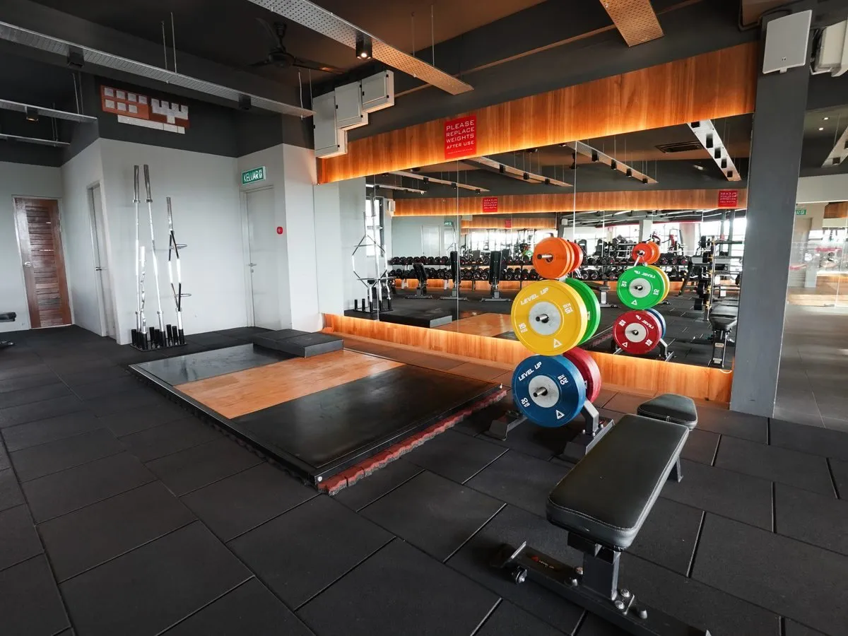 Lifting platform at Level Up Fitness Xpress Town Square