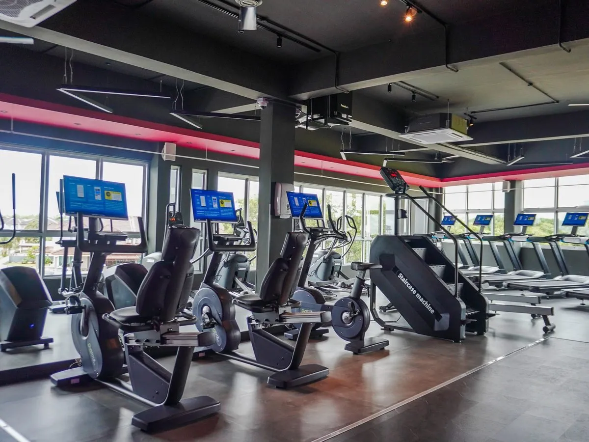 A full cardio floor on level 1 at Level Up Fitness Xpress Samarahan