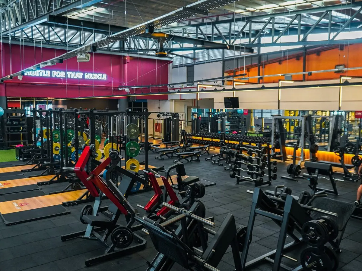 A big, spacious floor at Level Up Fitness Xpress Tebrau