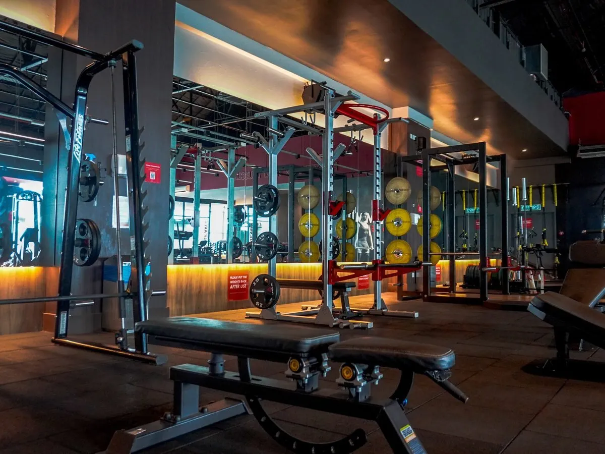 Racks and bumper plates at Level Up Fitness Xpress Saberkas