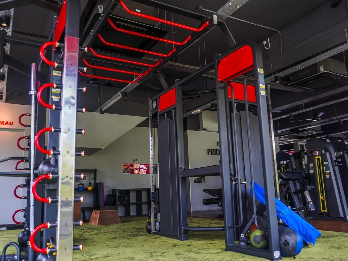 Functional rig on turf at Level Up Fitness Xpress Marina Square
