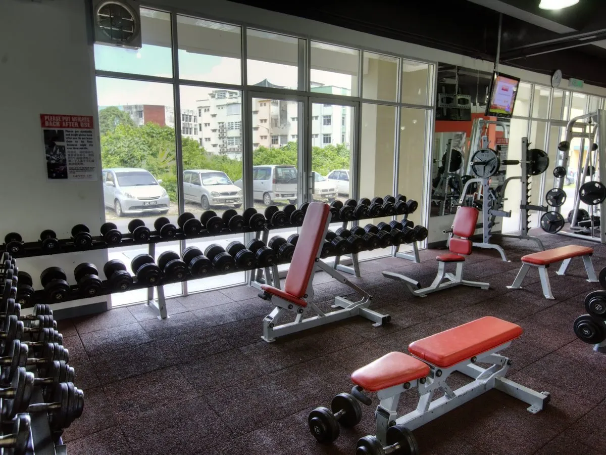Free weights and benches at Level Up Fitness Petanak