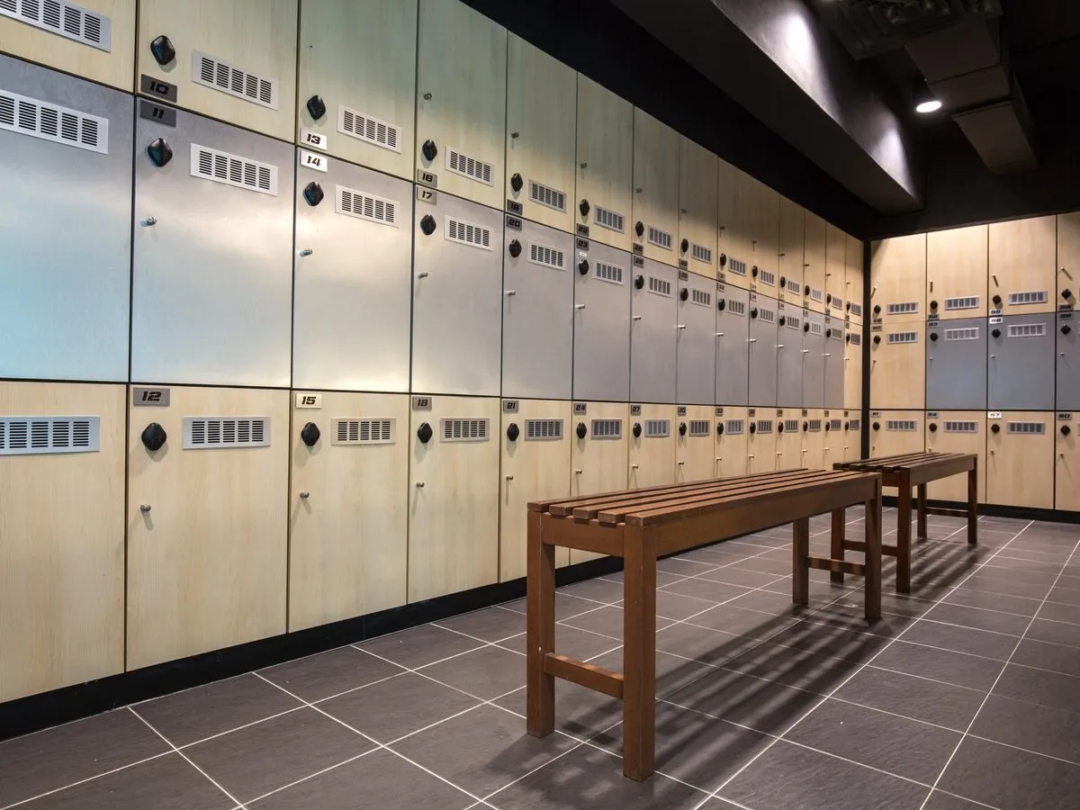 Changing rooms with the extras at Level Up Fitness City Mall