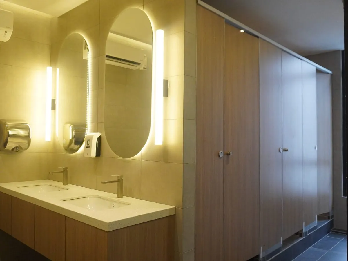 Clean, bright changing rooms at Level Up Fitness Xpress Westfield Points