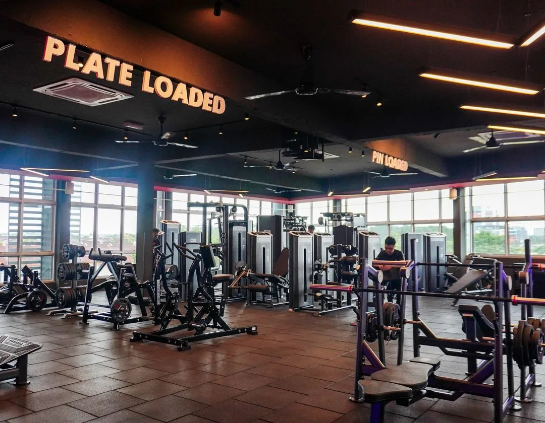 砂拉越哥打三马拉汉 Level Up Fitness Xpress 的挂片式和插销式力量区，24小时健身房