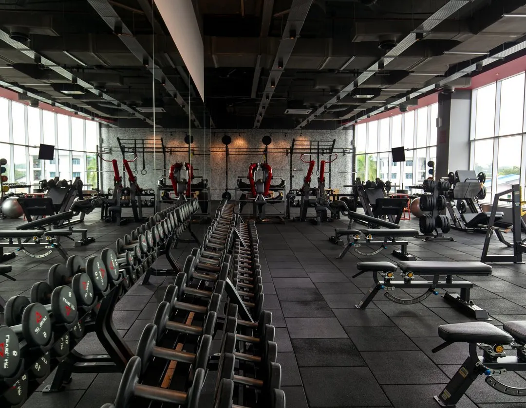 古晋 AEON Mall Kuching Central 的 Level Up Fitness Xpress 自由重量区