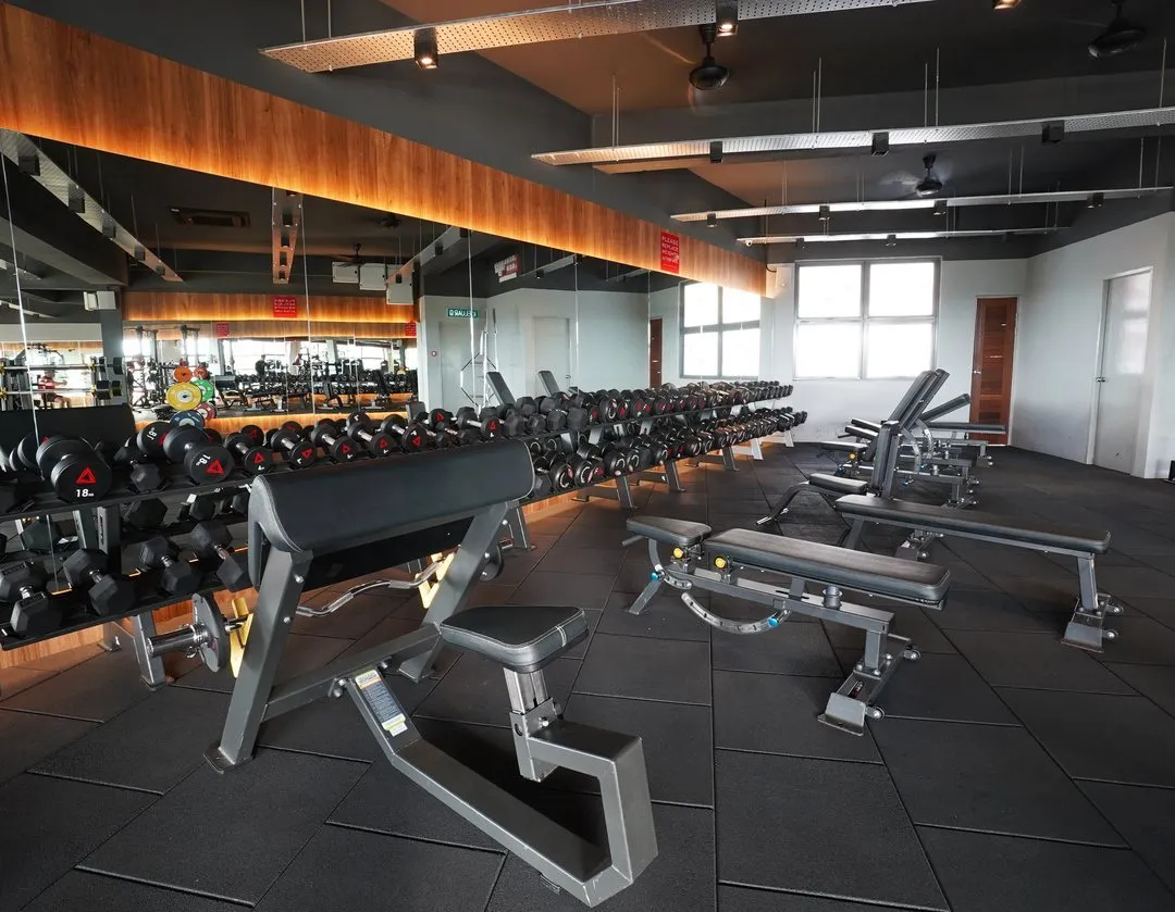 民都鲁 Level Up Fitness Xpress Town Square 的自由重量区