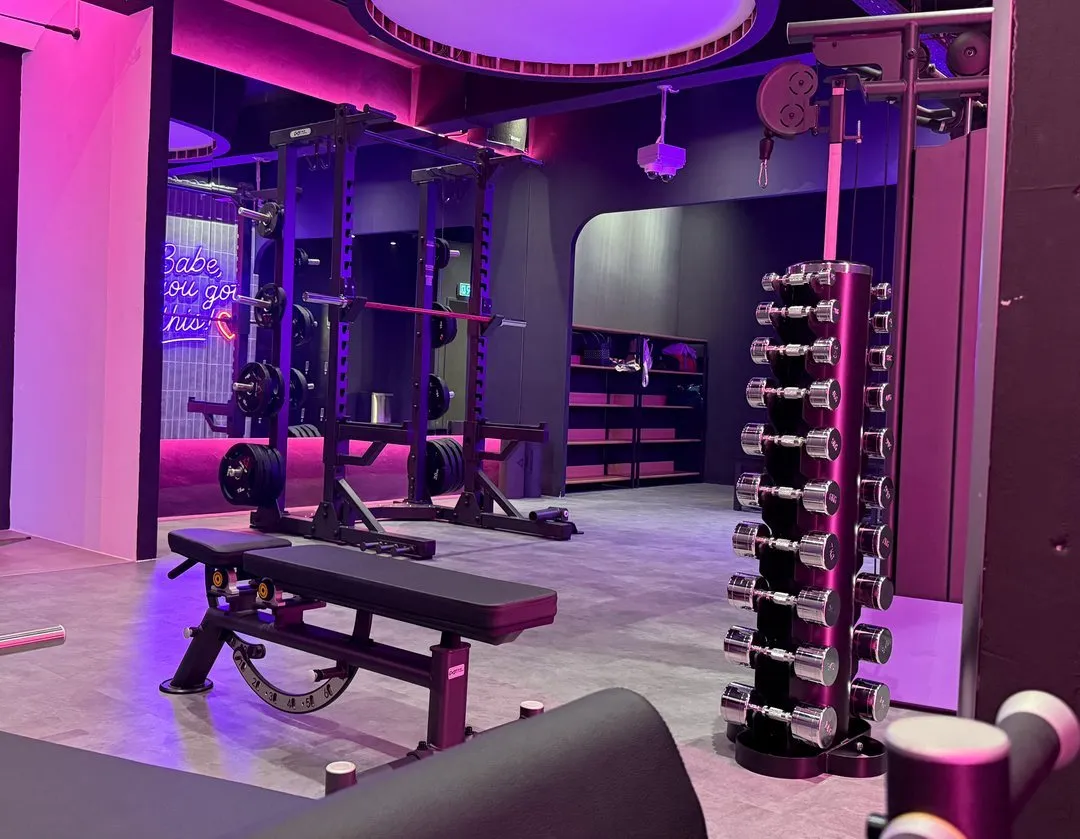 古晋 Level Up Fitness Xpress Westfield Points 的深蹲架和哑铃自由重量区