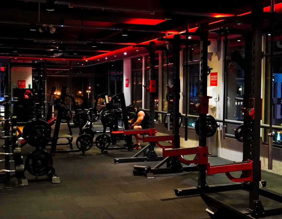 美里 Level Up Fitness Xpress Marina Square 的深蹲架和自由重量