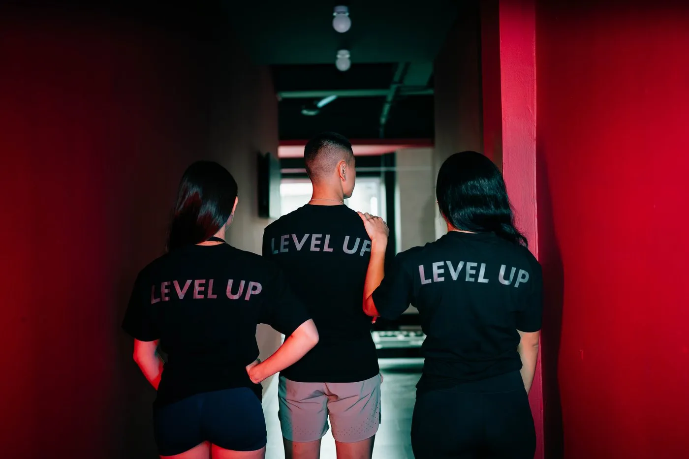 三位穿着 Level Up T恤的团队成员